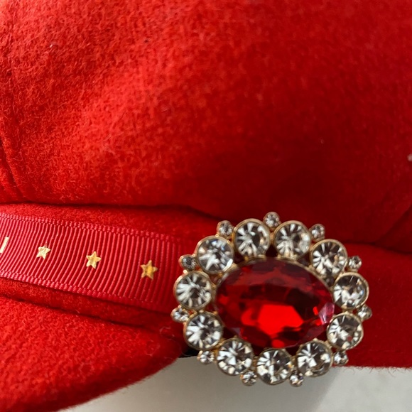 Beautiful Red Gucci Baret with brooch - Picture 7 of 9